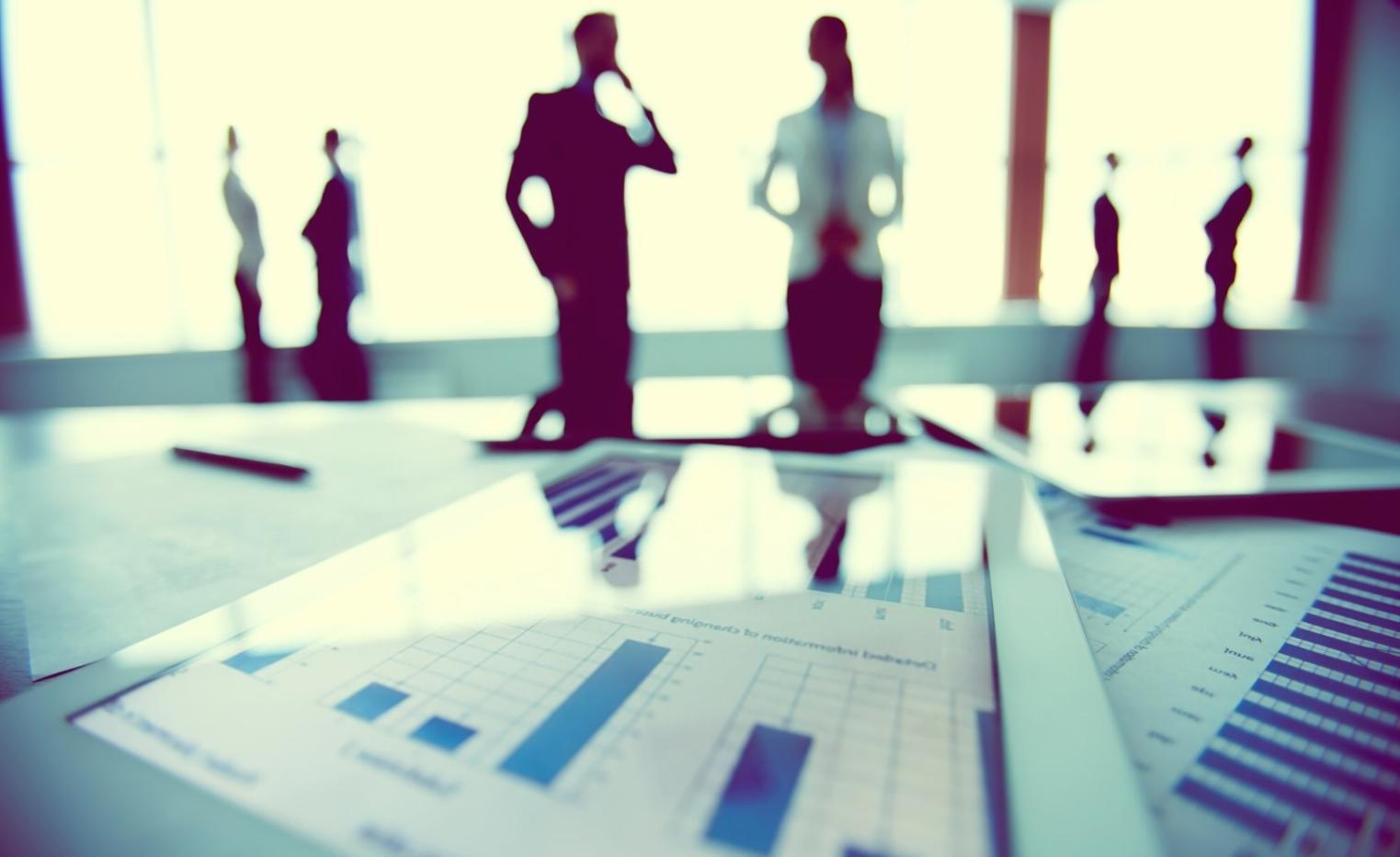 Collaboration d'équipe sur l'analyse des marchés financiers